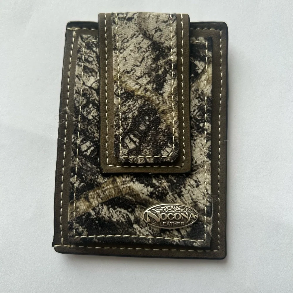 Nocona Men’s Mossy Oak Outdoor Camo Magnetic Money Clip Leather Wallet. NEW